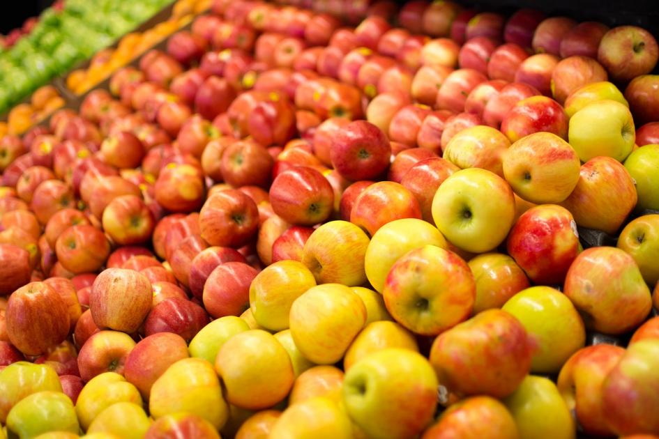 vista de frutas y verduras en supermercados