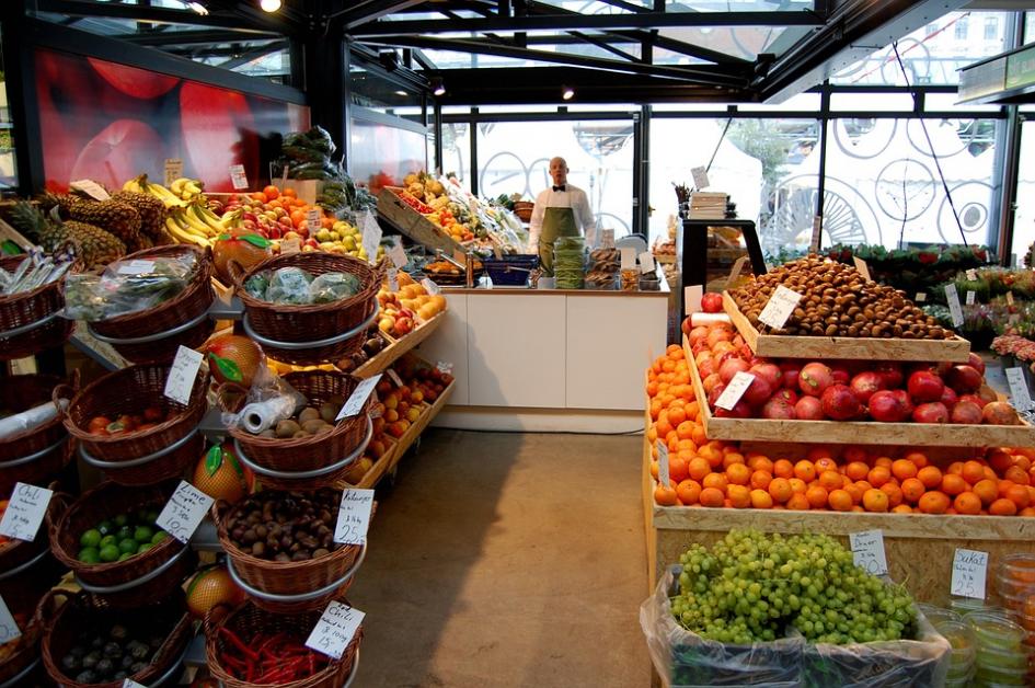 Frutas y verduras en exposición de las góndolas de supermercado