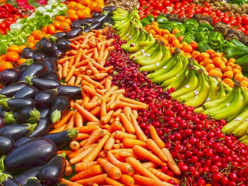 vista de frutas y verduras en supermercados