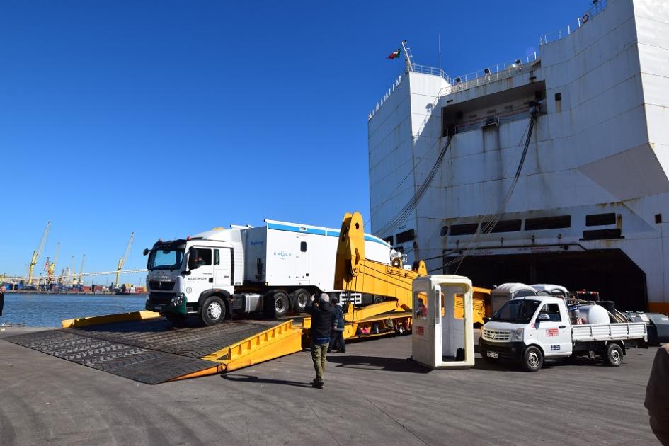 Arribó el tercero de los escáneres que controlarán las exportaciones, importaciones y tránsitos Escáner siendo bajado del barco