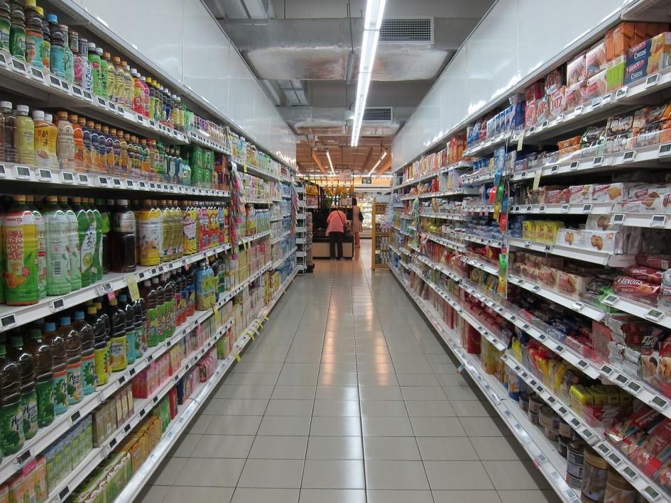 Tabla comparativa de precios de canasta básica de alimentos al 30 de diciembre vista de góndolas de supermercado
