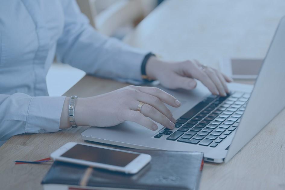 Campaña de IRPF-IASS 2022 Persona trabajando en una pc