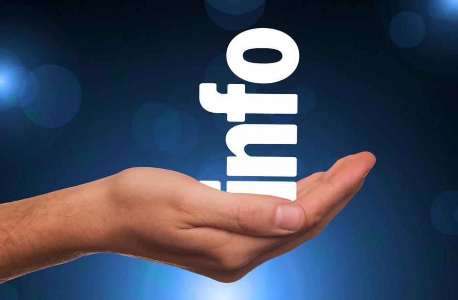 Requisitos para el ingreso temporal mano sosteniendo las letras "info"