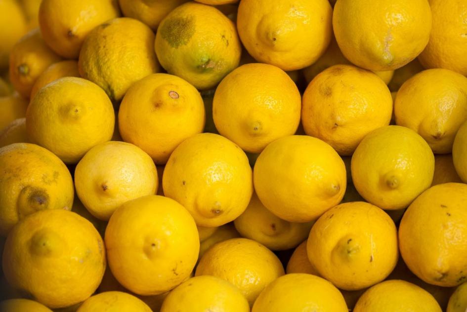 vista de un cajón de limones