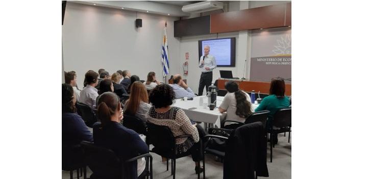 Desafíos para Uruguay en su gestión presupuestal Marc Robsinson disertando ante funcionarios del MEF