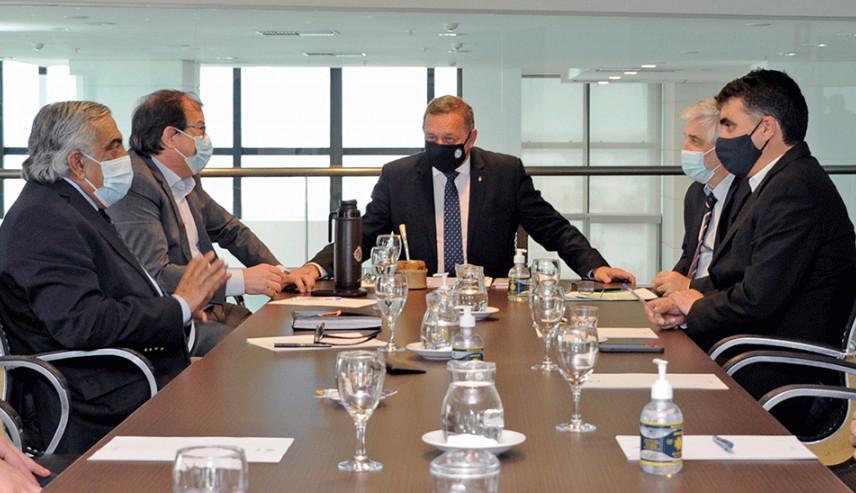 Secretario de Presidencia Alvaro Delgado con intendentes y subsecretario de Economía Alejandro Irastorza Medidas para comercios de frontera