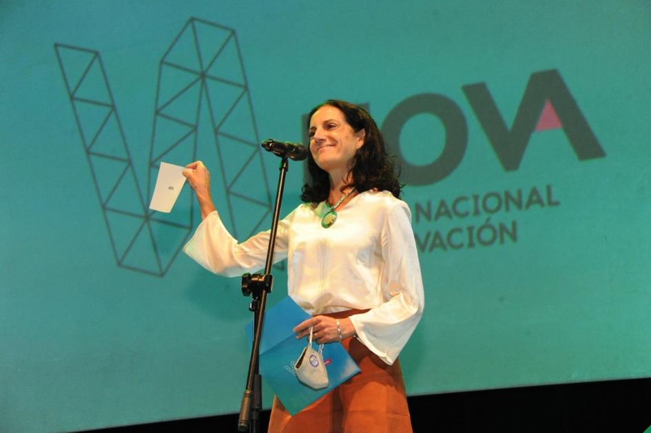 Ministra Azucena Arbeleche durante Ceremonia de Premios NOVA Ministra Azucena Arbeleche durante Ceremonia de Premios NOVA