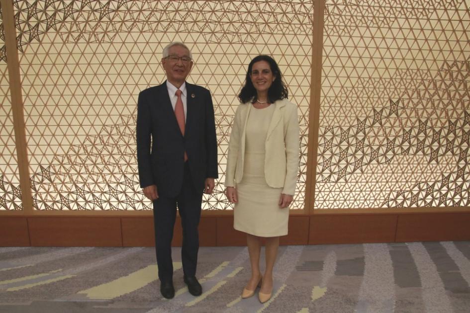 Ministra Arbeleche se reunió con empresarios japoneses Ministra Azucena Arbleche y Yutaka Kase, responsable de organización para América Latina y el Caribe