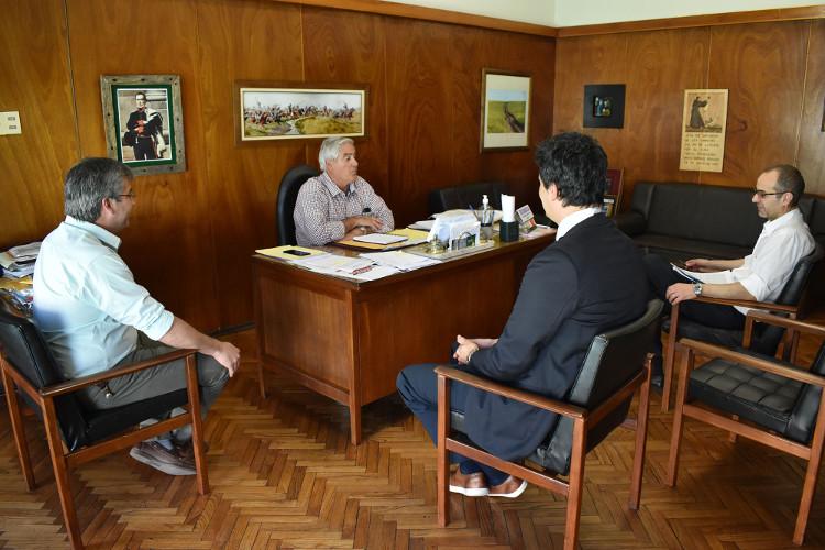 Firma de Acuerdo en Intendencia Dr. Álvaro Fuentes, el Sr. Agustín Bascou, el Prosecretario Dr. Bernardo Saez y el Esc.Enzo Ubios