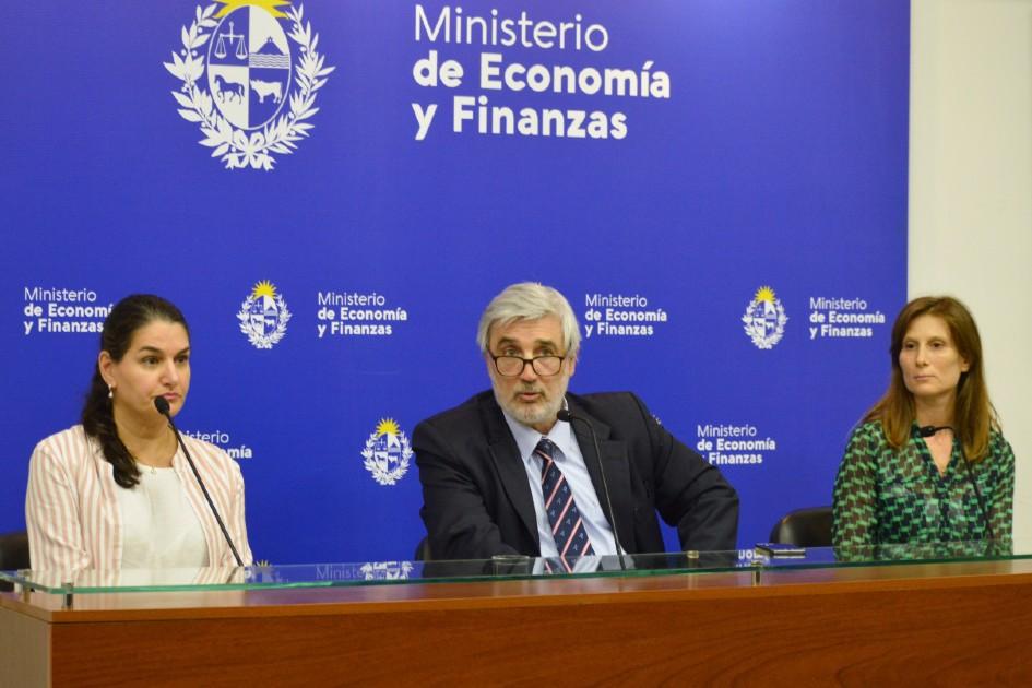 Directora Marcela Bensión, ministro (i) Alejandro Irastorza, directora Nicole Perelmuter Reducción de la pobreza