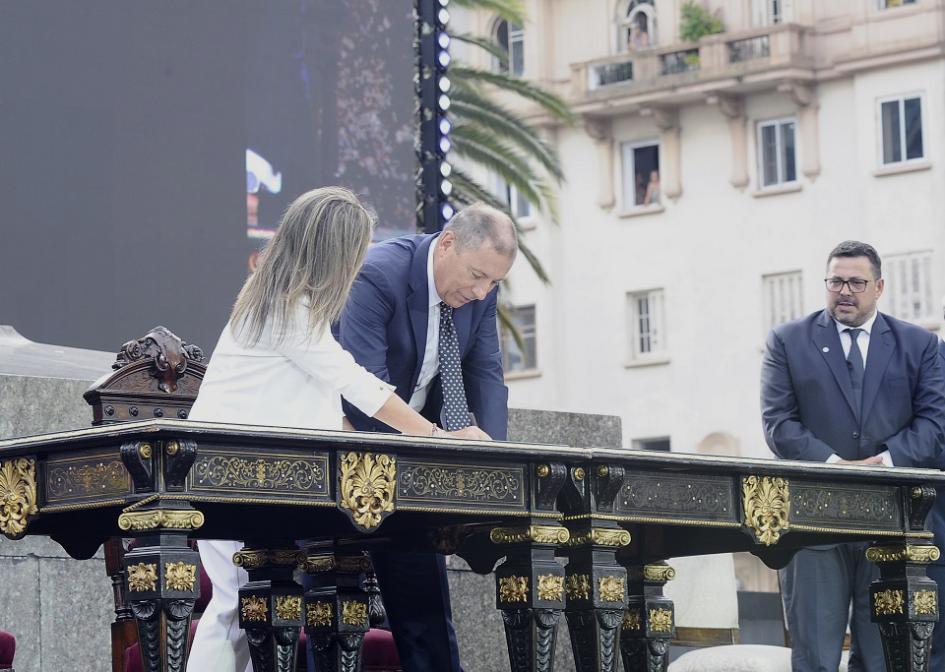 Ministro de Economía y Finanzas Gabriel Oddone firmando el acta de asunción Ministro de Economía y Finanzas Gabriel Oddone firmando el acta de asunción