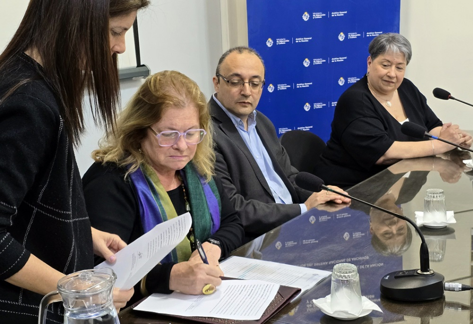 Directora de Secretaría Gabriela Fachola, Carlos Varela (MEC) y Alejandra Villar (AGN)  Firma Acuerdo Archivo Mef