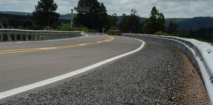 Curva a la izquierda de ruta nacional