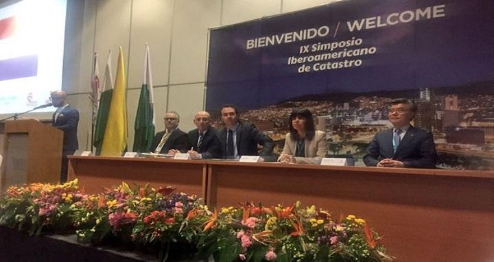Imagen de las autoridades que presidieron el Simposio