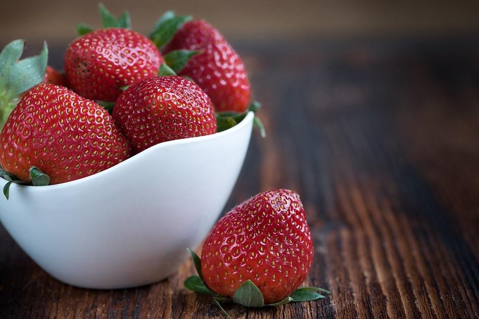 Precios de selección de frutas y verduras de estación cesto con Frutillas