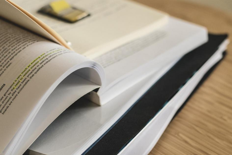 Decretos 455/007, 002/012 y 143/018 libro abierto