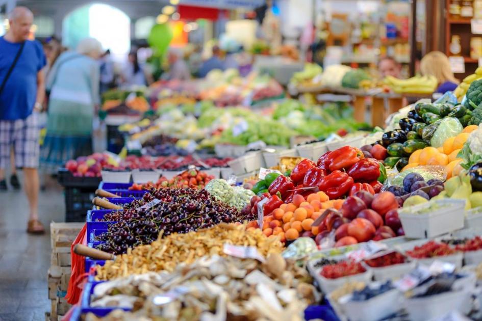 vista de exposición de frutas y verduras en supermercado