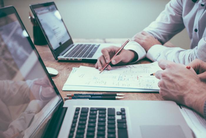 Personas trabajando en una computadora personal
