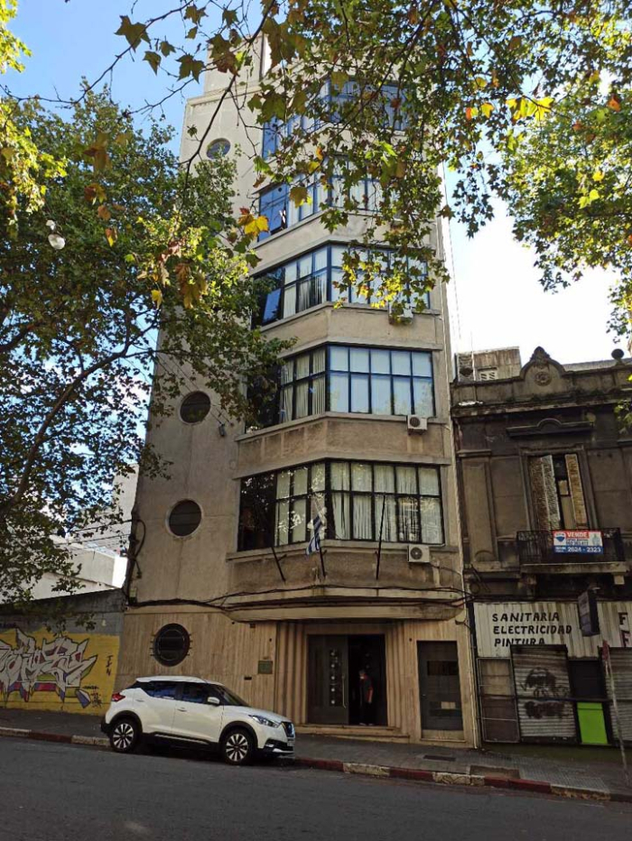 Fachada del edificio de la Dirección Nacional de Catastro