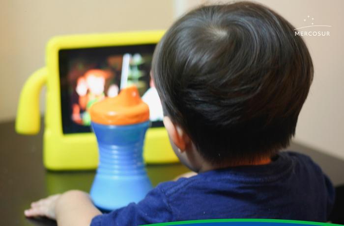 Niño mirando una tablet Niño mirando una tablet