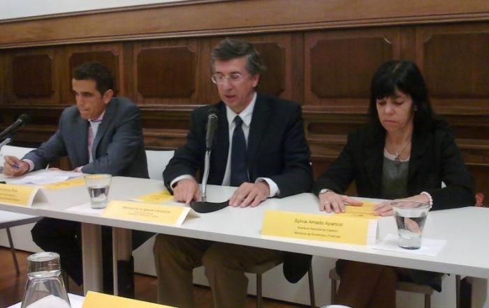 Foto de la Directora de Catastro Ec. Sylvia Amado junto a autoridades de España