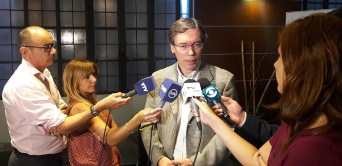 Martín Vallcorba en rueda de prensa con periodistas