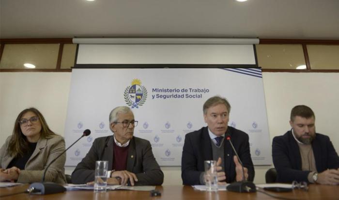 Directora Marcela Barrios, ministro Juan Castillo, ministro (i) Martín Vallcorba y Braulio Zelko