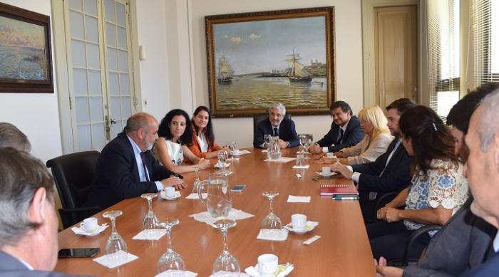 Autoridades del Ministerio de Economía y Dirección Nacional de Aduanas en reunión de trabajo