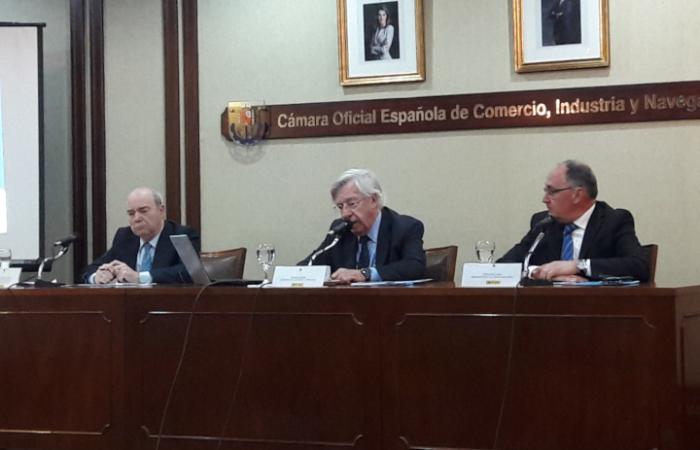 Conferencia del ministro de Economía Danilo Astori Cámara Española