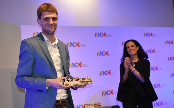 Entrega de reconocimientos Ministra Azucena Arbeleche aplaudiendo a joven premiado