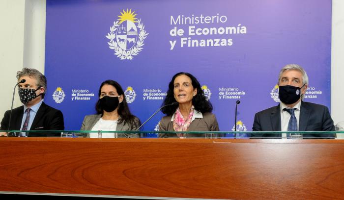 Herman Kamil, Marcela Bensión, Azucena Arbeleche, Alejandro Irastorza (Foto: Presidencia) Conferencia de prensa: Emisión de bonos