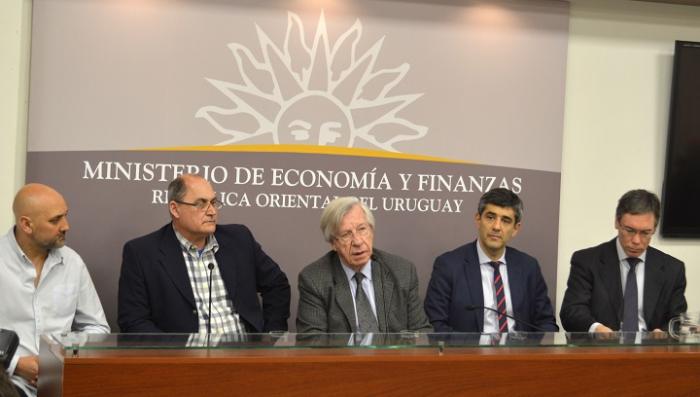 Conferencia de prensa Julio Díaz y Gustavo Ferreira Autoridades de la asociación de feriantes, Danilo Astori, ministro de economía, Jorge Polgar, presidente del BROU y Martín Vallcorba
