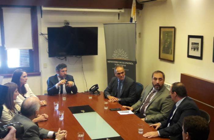 Autoridades de la empresa y ministro (i) Pablo Ferreri Extensión de licencia a PepsiCo