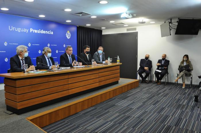 Secretario de Presidencia Alvaro Delgado, intendentes y subsecretario de Economía Alejandro Irastorza Medidas para comercios de frontera