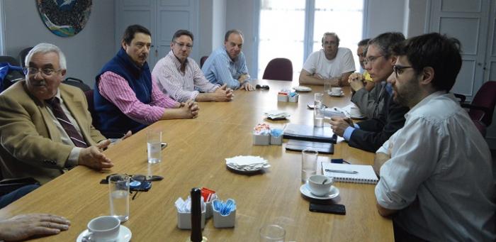 Equipo de Inclusión Financiera en reunión con comerciantes de la región Este del País