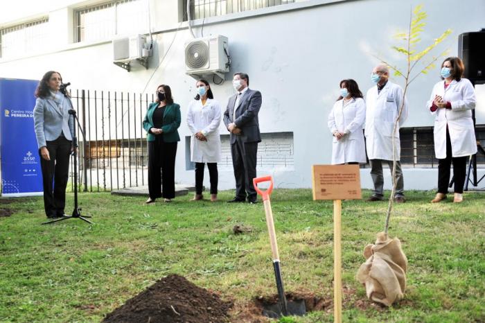 utoridades de ASSE junto a la ministra Azucena Arbeleche Visita al Centro Hospitalario Pereira Rossell