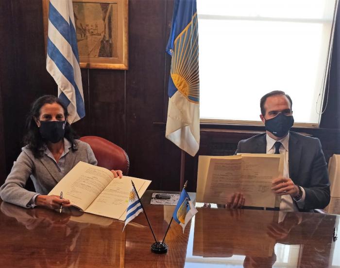 Ministra Azucena Arbeleche y presidente del BID Mauricio Claver-Carone Firma de préstamo con BID