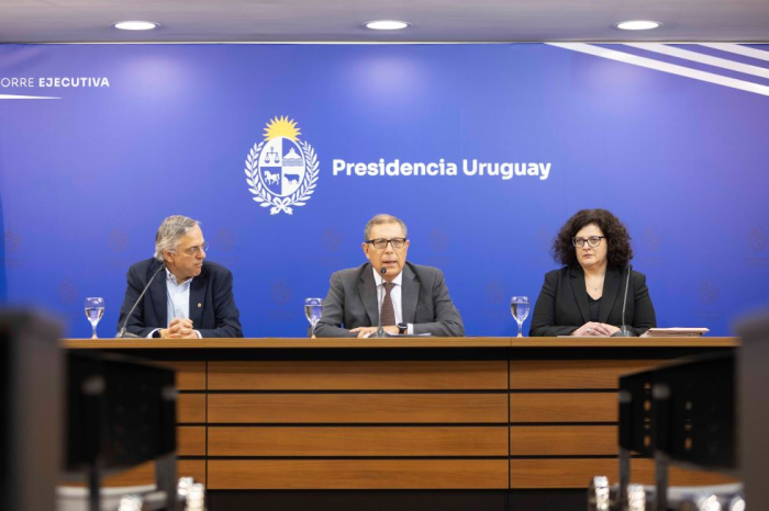 Director OPP Rodrigo Arim, ministro de Economía Gabriel Oddone, Adriana Arosteguiberry (CGN) Presentación lineamientos Presupuesto Nacional