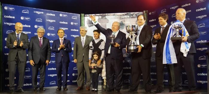 Subsecretario de Economía, Alejandro Irastorza entrega el Gran Premio Latinoamericano