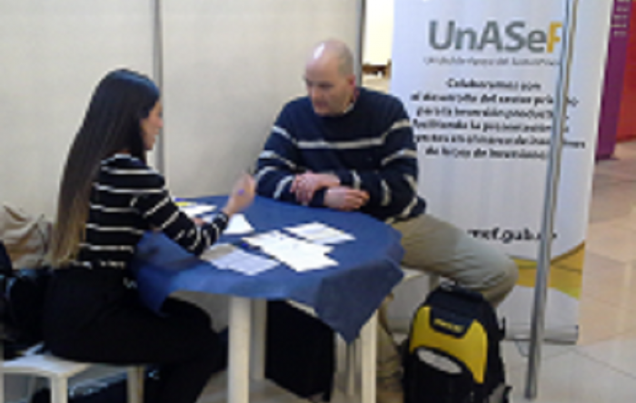 Unasep participó en feria de beneficios para empresas llevado a cabo en el departamento de Canelones. Patricia Tapia de UNASEP en feria de canelones