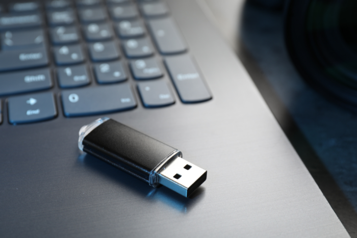 Pen Drive sobre computadora portatil