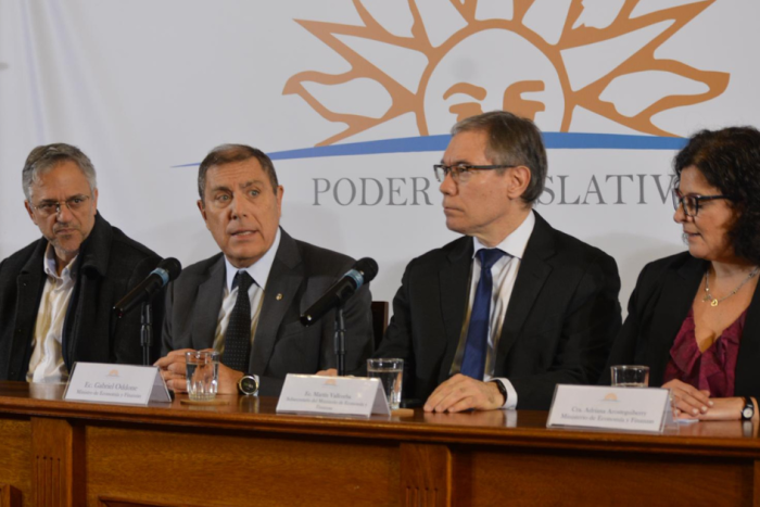 Rodrigo Arim, Gabriel Oddone, Martín Vallcorba y Adriana Arosteguiberry Rodrigo Arim, Gabriel Oddone, Martín Vallcorba y Adriana Arosteguiberry