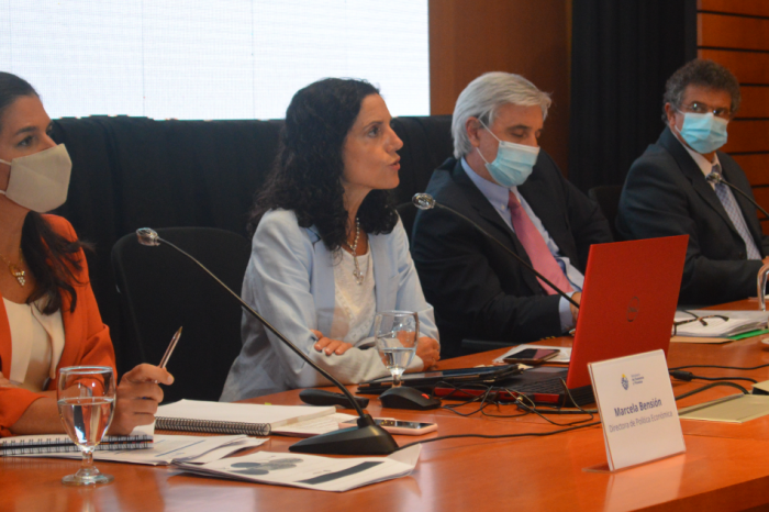 Marcela Bensión, Azucena Arbeleche, Alejandro Irastorza y Fernando Blanco Presentación Situación y perspectivas macroeconómicas