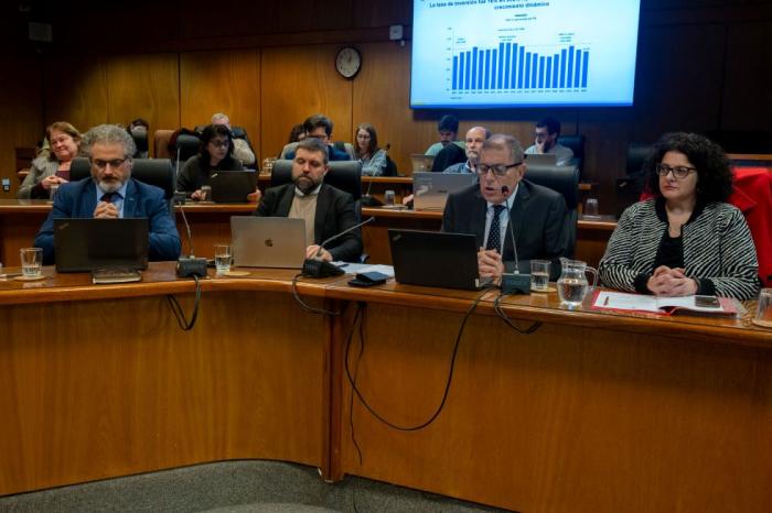 Foto: Departamento de Fotografía del Parlamento del Uruguay Autoridades del equipo económico en Comisión de Presupuesto integrada con Hacienda del Senado