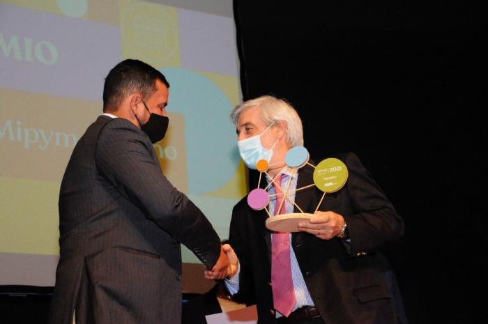 Ministro interino Alejandro Irastorza entrega el premio Promesa Mipyme del Año