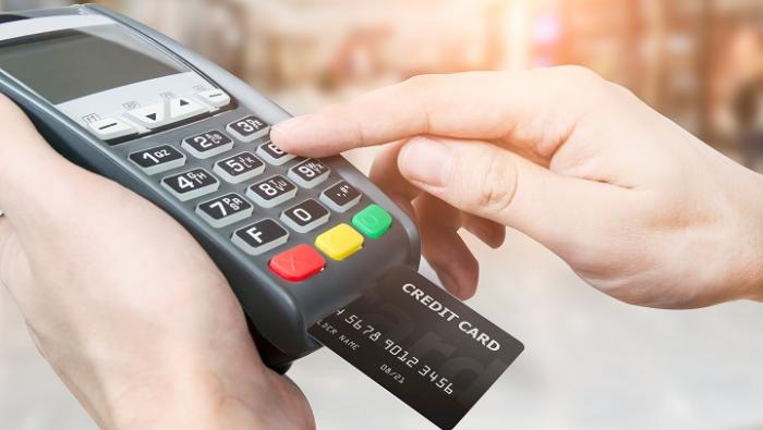 Pagos electrónicos Mano poniendo el PIN en un POS