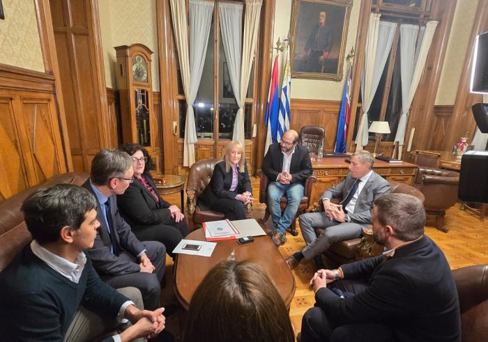 Equipo del Ministerio de Economía entregando Rendición de Cuentas en el Parlamento