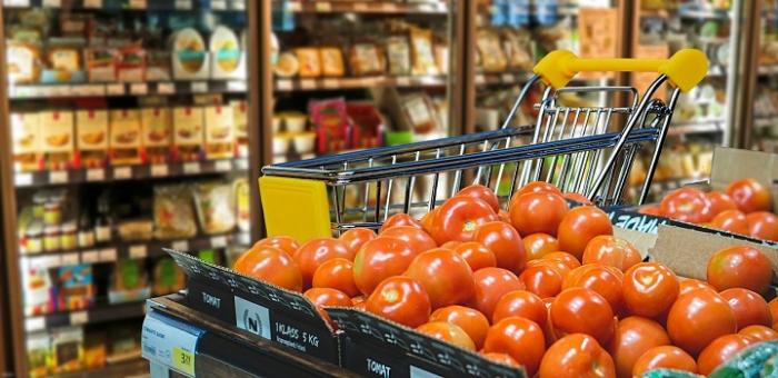 Góndola de frutas y verduras en supermercado