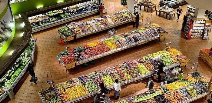 Vista aérea de frutas y verduras en supermercado