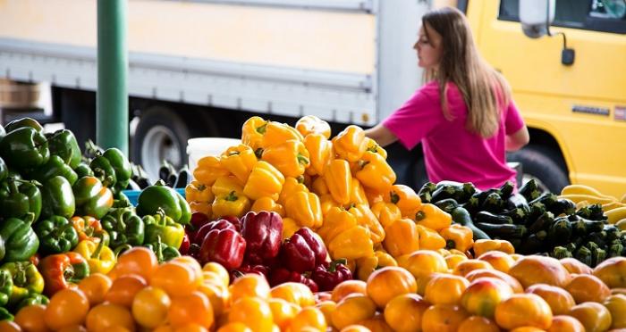 Mujer comprando en local de frutas y verduras Mujer comprando en local de frutas y verduras